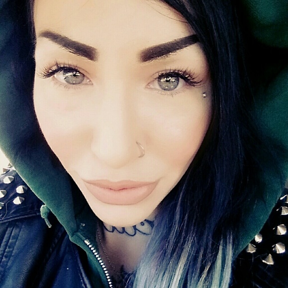 Meet your Posher, RiRi 💖🤘💎🌈 - Picture 3 of 8